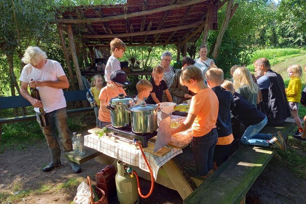 27 kinderen kwamen naar de biologische tuin "In het volle Leven"